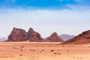 Ürdün 'deki Wadi Rum çölünün kumları ve dağları, güzel gündüz manzarası.