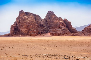 Ürdün 'deki Wadi Rum çölünün kumları ve dağları, güzel gündüz manzarası.