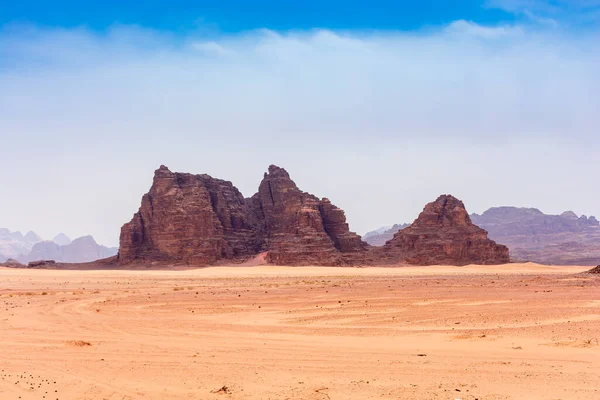 Areias Montanhas Wadi Rum Deserto Jordânia Bela Paisagem Diurna — Fotografia de Stock