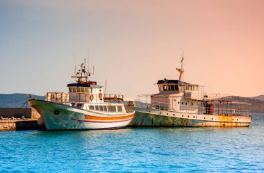 Adriyatik Denizi kıyısına demirlemiş eski deniz gemileri