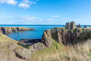Kuzey Denizi kıyısındaki İskoçya Dunnottar Şatosu, güzel manzara