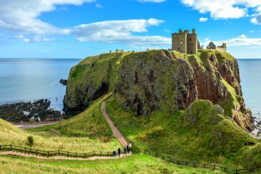 Kuzey Denizi kıyısındaki İskoçya Dunnottar Şatosu, güzel manzara