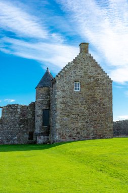 Kuzey Denizi kıyısındaki İskoçya Dunnottar Şatosu, güzel manzara