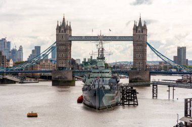 Thames nehrinde arka planda Tower Bridge, şehir manzaralı bir savaş gemisi.