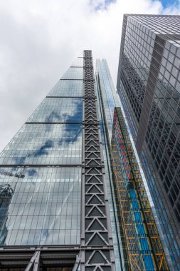 Londra, modern binaların camlarında bulutların yansıması.