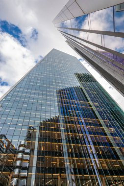 Londra, modern binaların camlarında bulutların yansıması.