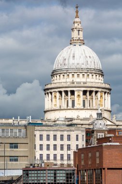 Havari Paul 'un onuruna katedral. Londra 'nın merkezinde, Ludgate Tepesi' nin tepesinde..