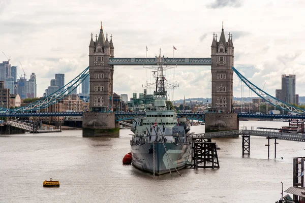 Oorlogsschip Theems Met Tower Bridge Achtergrond Stadsgezicht — Stockfoto