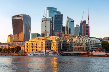 Londra 'da Thames Nehri üzerindeki binalar, güzel şehir manzarası.