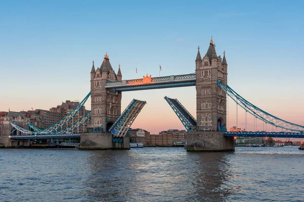 Puente Torre Sobre Fondo Del Cielo Nocturno Hermoso Paisaje Urbano —  Fotos de Stock