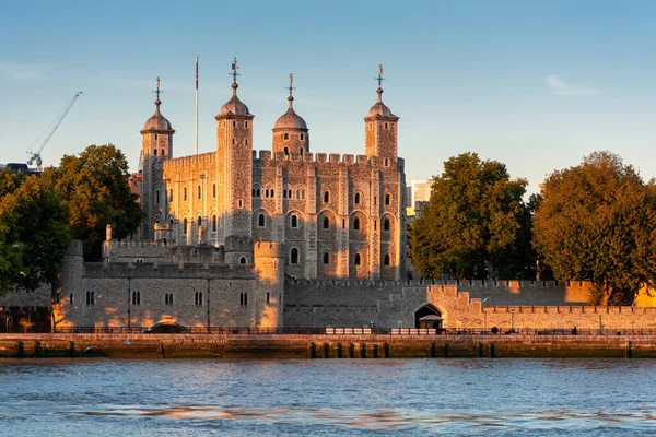 Londra 'nın tarihi merkezi Thames nehrinin kıyısında yer alan kale İngiltere' nin en eski binalarından biridir..