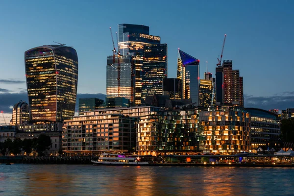 Londra 'nın güzel akşam manzarası İngiltere' de, gece şehir ışıkları