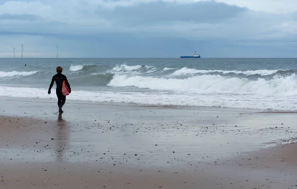 Surfista Costa Mar Norte Escócia Bela Paisagem Marinha — Fotografia de Stock