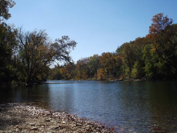 Rzeka Jesienią — Zdjęcie stockowe