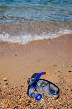 kum Kızıldeniz kıyısında yüzme maske