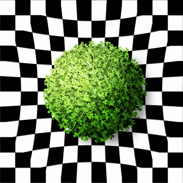 棋盘背景上的绿色三叶草球 — 图库照片