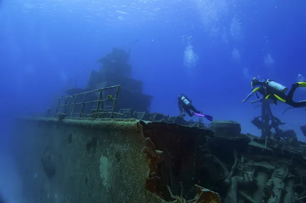 Buceo en un naufragio — Foto de Stock