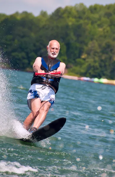 emekli üzerinde su kayağı