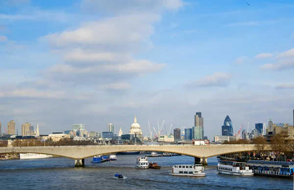 Die stadt london mit flussverkehr — Stockfoto