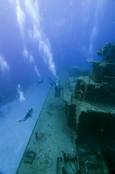Divers exploring shipwreck — Stock Photo, Image