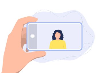 Adam elinde bir telefon tutuyor ve bir kızın fotoğrafını çekiyor.