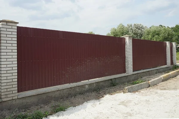 Частина Приватної Стіни Паркану Червоного Металу Білої Цегли Сільській Вулиці Ліцензійні Стокові Зображення
