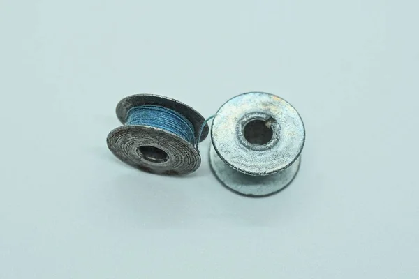 Dois Pequenos Carretéis Metal Redondo Cinza Com Fios Azuis Uma — Fotografia de Stock