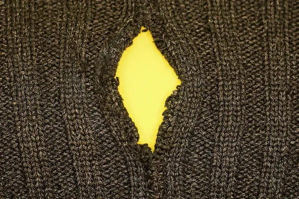 Černé Pozadí Tkaniny Roztrhaného Oblečení Žlutou Dírou — Stock fotografie