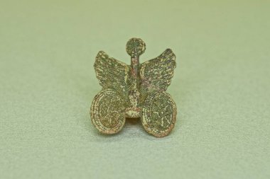 Gri masada küçük yeşil bir Sovyet ordusu rozeti var.