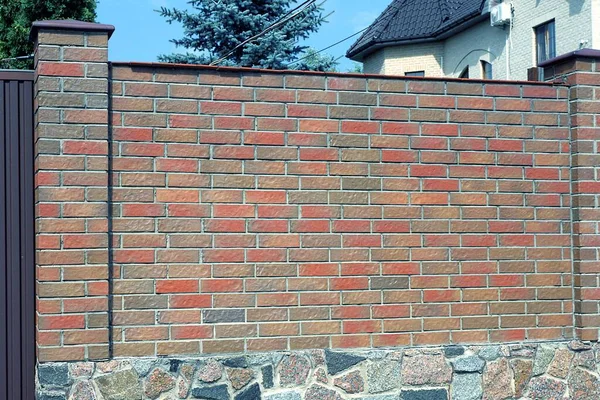 Partie Mur Une Clôture Faite Briques Rouges Brunes Sur Une — Photo