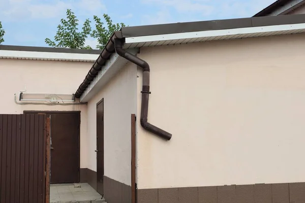 Graue Betonwand Eines Privathauses Mit Braunem Kunststoffabflussrohr Auf Der Straße — Stockfoto
