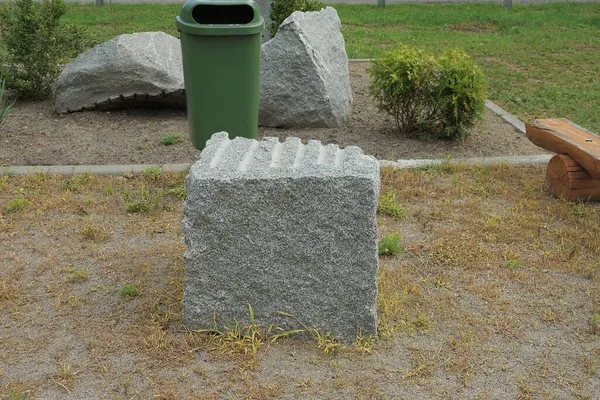 Один Большой Серый Квадратный Камень Стоит Земле Сухая Трава Парке — стоковое фото