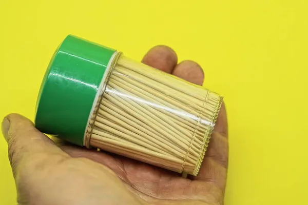 Uma Caixa Plástico Com Palitos Madeira Fica Palma Mão Fundo — Fotografia de Stock