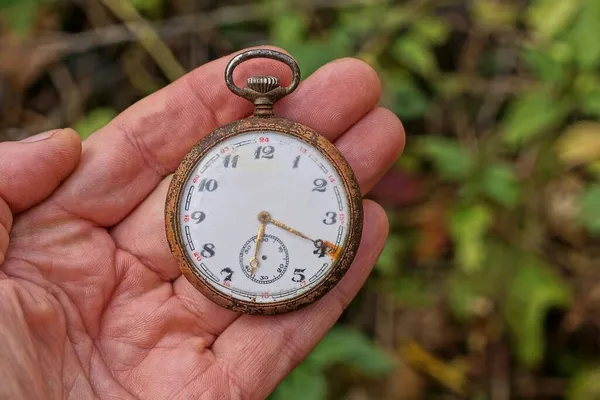 Une Grande Montre Poche Rétro Ronde Trouve Sur Les Doigts — Photo