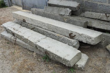 Uzun gri beton kaldırımlar yığını caddelerde yatıyor.