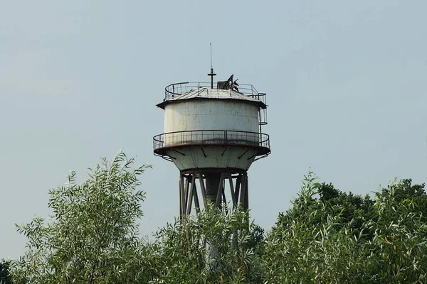 Uma Grande Torre Metal Cinza Estação Bombeamento Água Rua Vegetação — Fotografia de Stock