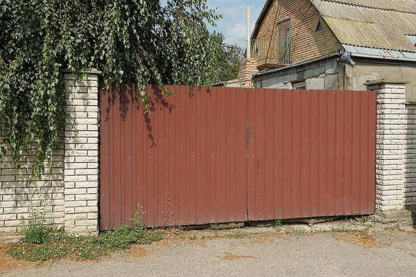 Una Gran Puerta Metálica Roja Cerrada Parte Una Cerca Hecha — Foto de Stock