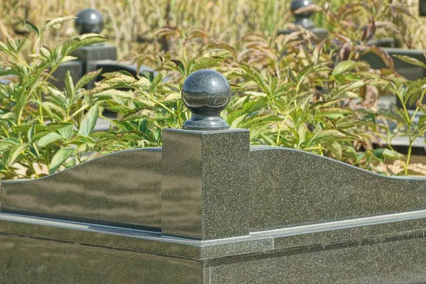 Deel Van Een Zwarte Decoratieve Marmeren Barrière Met Een Bal — Stockfoto