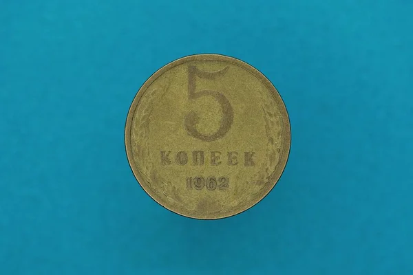 Одна Стара Коричнева Монета Ять Копій Лежать Синьому Фоні — стокове фото