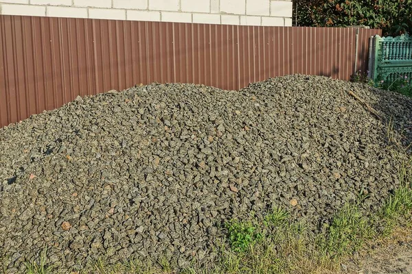 Une Grande Pile Gravats Gris Petites Pierres Sur Rue Près — Photo