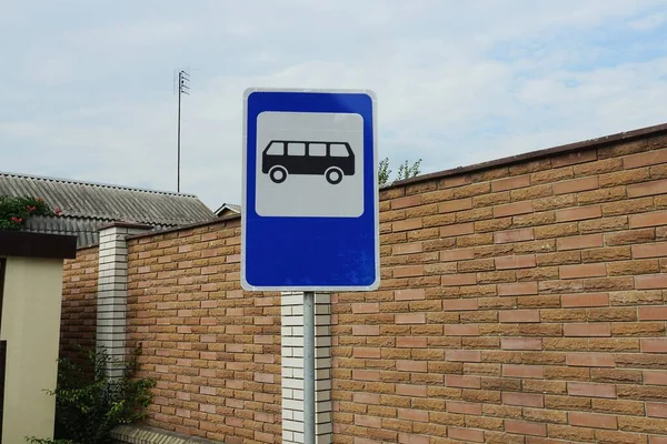 Vägskylt Busshållplats Gatan Brun Tegelvägg Staket Mot Himlen — Stockfoto