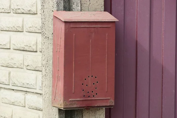 Buzón Metal Rojo Colgado Una Pared Ladrillo Blanco Una Valla — Foto de Stock