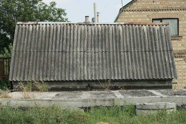 通りにある古い田舎の家の大きな灰色の屋根は — ストック写真