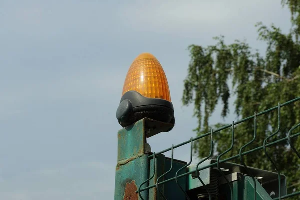 One Orange Warning Light Green Iron Fence Sky — Stock Photo, Image