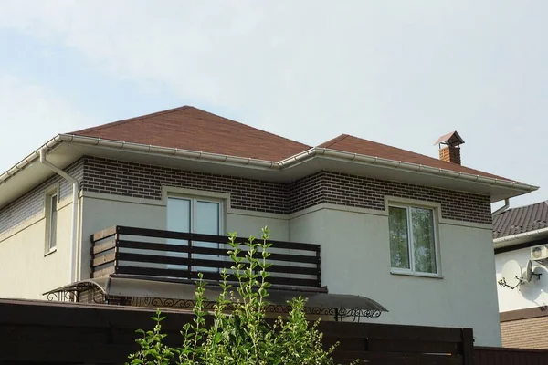 Façade Une Maison Grise Privée Avec Balcon Bois Brun Ouvert — Photo