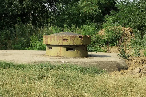 Uma Torre Ferro Enferrujado Verde Militar Velho Com Embrasures Pillbox — Fotografia de Stock