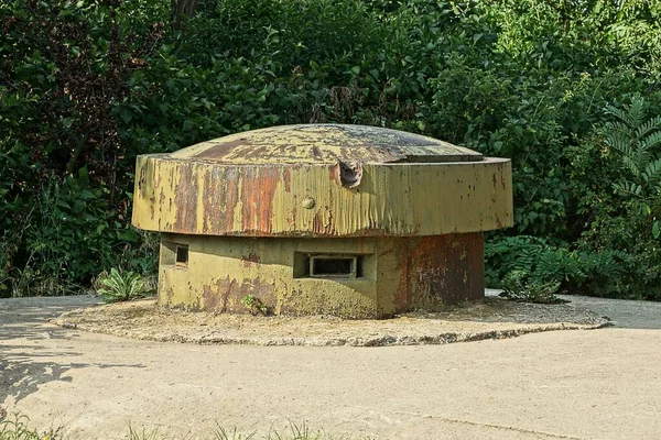 Uma Velha Torre Ferro Enferrujado Verde Militar Com Embrasures Pillbox — Fotografia de Stock