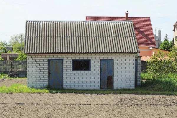 Beyaz Tuğlalı Bir Kır Evi Iki Kapısı Küçük Bir Penceresi — Stok fotoğraf