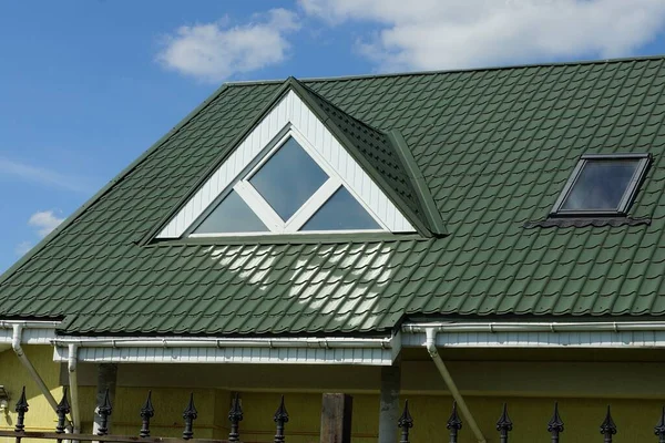 Telhado Azulejos Verde Uma Casa Privada Com Janelas Brancas Cinzentas — Fotografia de Stock