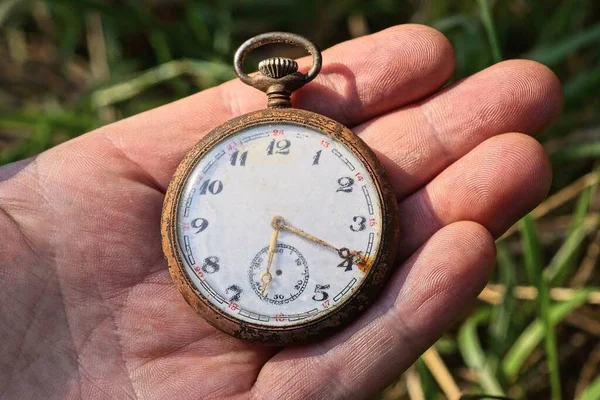 Один Великий Круглий Старий Ретро Кишеньковий Годинник Лежить Пальцях Руці Ліцензійні Стокові Фото